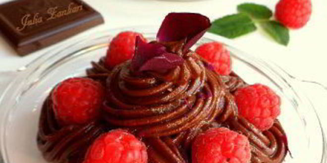 Рецепт шоколадного крема-мусса из авокадо с малиной, лепестками роз и мятой