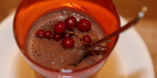 Рецепт шоколадного мусса с красной смородиной