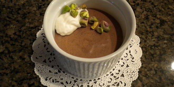 Рецепт шоколадного мусса с кремом и фисташками
