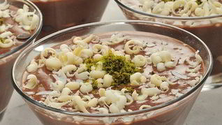 Рецепт Шоколадного мусса с перцем чили, фисташками и коньяком