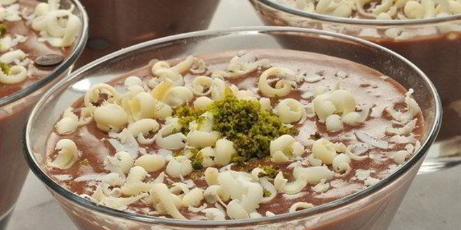 Рецепт шоколадного мусса с перцем чили, фисташками и коньяком