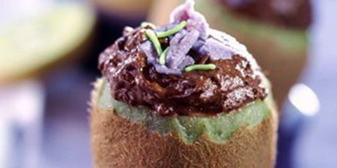 Рецепт шоколадного мусса в чашечках из киви