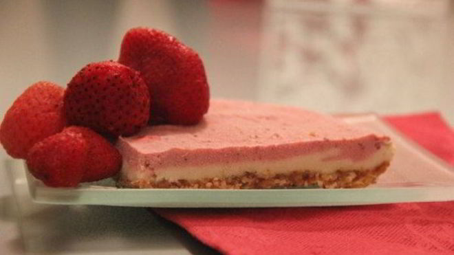 Рецепт Орехового десерта с кокосовым молоком и сладкой клубникой