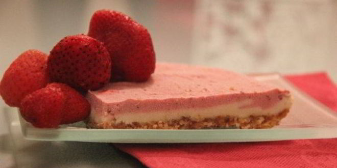 Рецепт орехового десерта с кокосовым молоком и сладкой клубникой