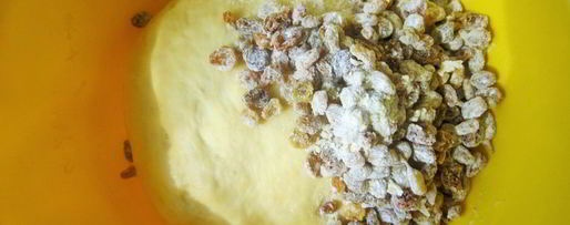 Шаг 2: кулича с ромом и изюмом