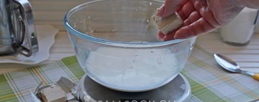 Шаг 2: кулича с вяленой вишней и миндалем