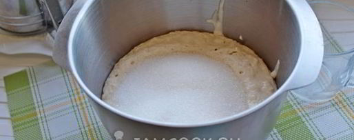 Шаг 8: кулича с вяленой вишней и миндалем