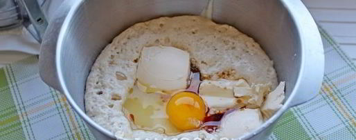 Шаг 9: кулича с вяленой вишней и миндалем