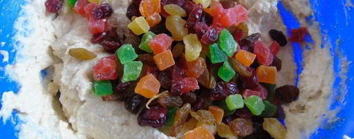 Шаг 4: пасхи с вяленой клюквой и цукатами