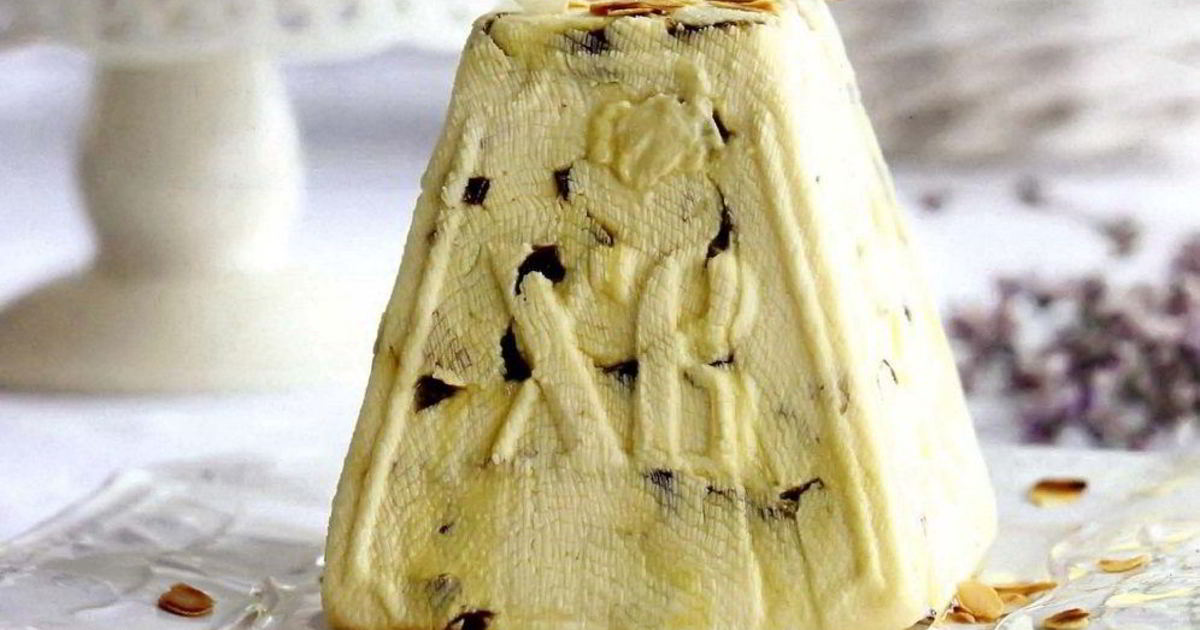 Пасха творожная фото. Пасха вареная. Мраморная пасха из творога. Творожная пасха сникерс. Красивая творожная пасха.