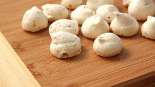 Рецепт Пасхальных меренг с орехами пекан