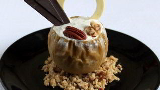 Рецепт Печеного яблока с кремом из голубого сыра и крамблом из ореха пекан