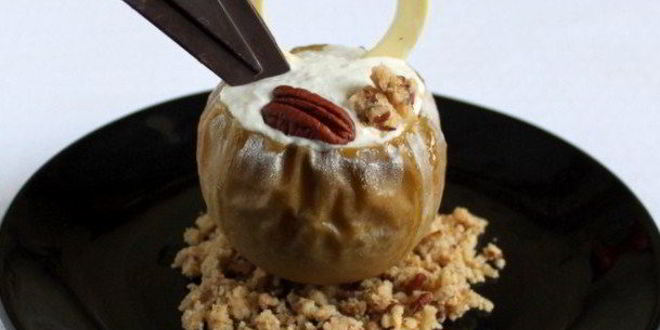 Рецепт печеного яблока с кремом из голубого сыра и крамблом из ореха пекан