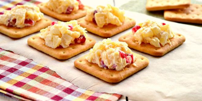 Рецепт пикантного десерта с ананасами и сыром