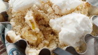 Рецепт Простого яблочного крамбла с корицей и медом