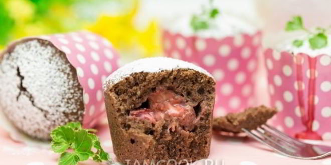 Рецепт шоколадных финансье с клубникой