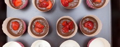 Шаг 14: шоколадных финансье с клубникой