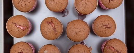 Шаг 22: шоколадных финансье с клубникой