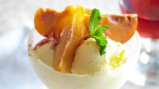 Рецепт Сливового крамбла с мороженым