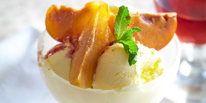 Рецепт сливового крамбла с мороженым