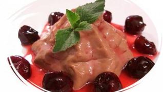 Рецепт Быстрого шоколадного суфле с вишневым соусом