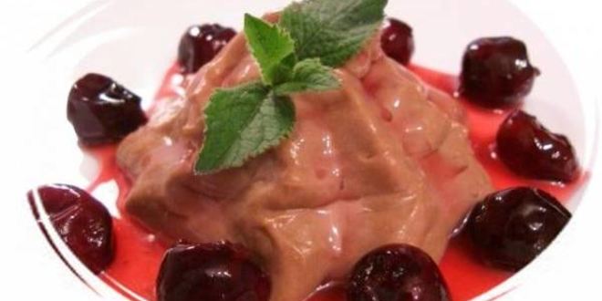 Рецепт быстрого шоколадного суфле с вишневым соусом