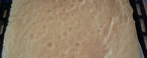 Шаг 2: рулета с суфле и брусникой