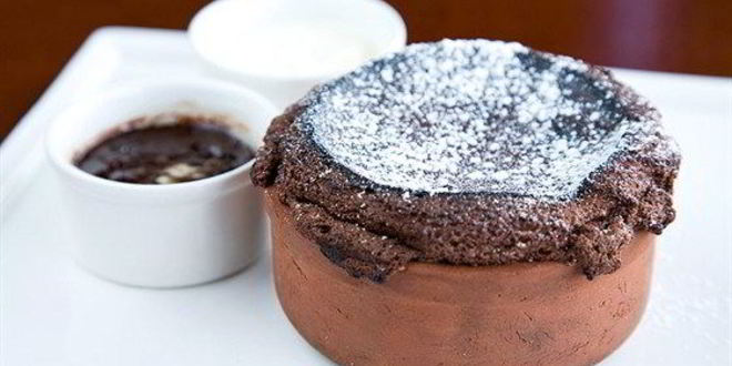 Рецепт шоколадного суфле с белым шоколадным кремом