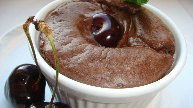 Рецепт Шоколадного суфле запеченного с пьяной вишней