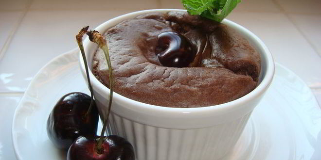 Рецепт шоколадного суфле запеченного с пьяной вишней