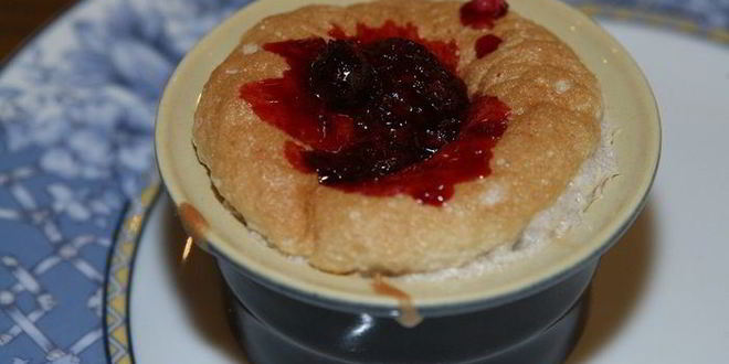 Рецепт сладкого суфле с ягодно-апельсиновым соусом