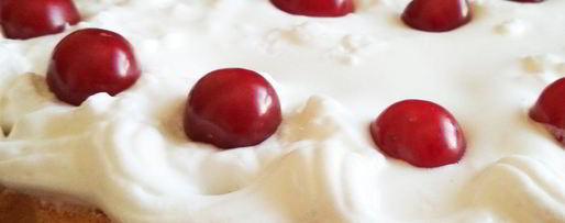 Шаг 8: бисквита с вишней и зефирным кремом