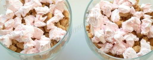 Шаг 2: клубничного десерта с зефиром