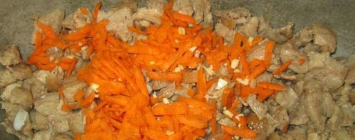 Шаг 1: азу из свинины с солеными огурцами