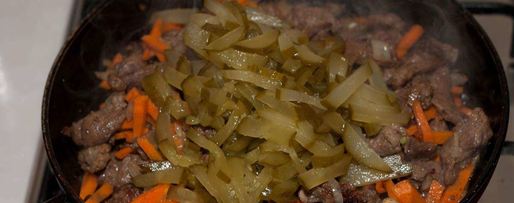 Шаг 10: азу с солеными огурцами и с картошкой