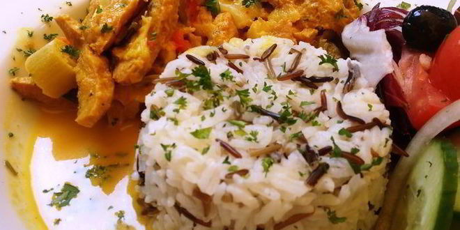 Рецепт соевого чахохбили с диким рисом под фруктово-манговым соусом и овощным салатом