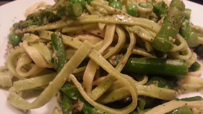 Рецепт Домашней лапши с горошком и орехово-чесночным соусом