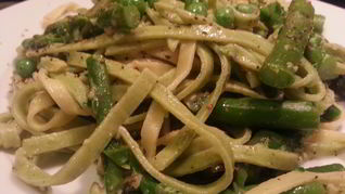 Рецепт Домашней лапши с горошком и орехово-чесночным соусом