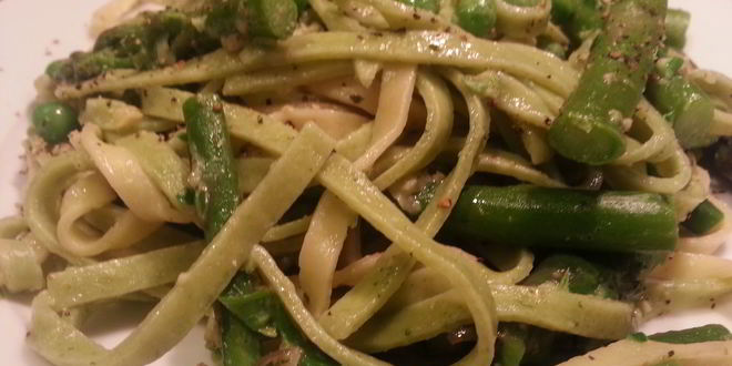 Рецепт домашней лапши с горошком и орехово-чесночным соусом