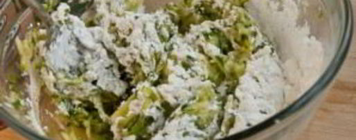 Шаг 3: драников с сыром и зеленым луком