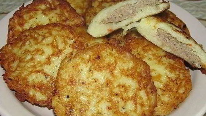 Рецепт Картофельных драников с мясным фаршем на сковороде