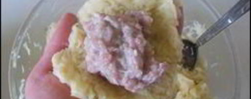 Шаг 10: картофельных драников с мясом под грибным соусом