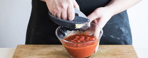 Шаг 2: блинов-каннеллонь с фрикадельками, шпинатом и сыром