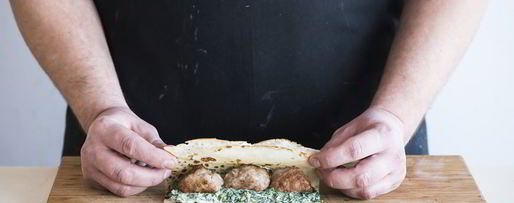 Шаг 3: блинов-каннеллонь с фрикадельками, шпинатом и сыром