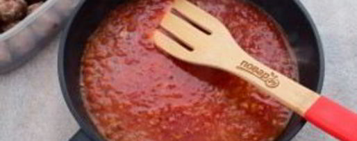 Шаг 2: фрикаделек с томатным соусом и яйцом