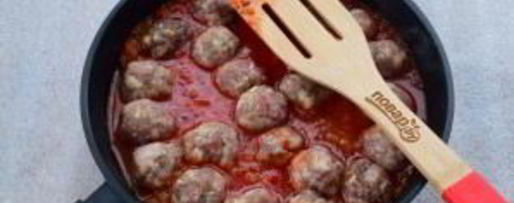 Шаг 3: фрикаделек с томатным соусом и яйцом