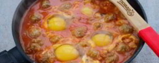 Шаг 4: фрикаделек с томатным соусом и яйцом