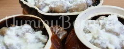 Шаг 7: картофеля с грибами и фрикадельками в горшочках