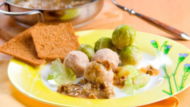 Рецепт Куриных фрикаделек с соусом из шампиньонов