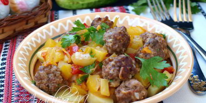 Рецепт мясных фрикаделек с овощным соусом